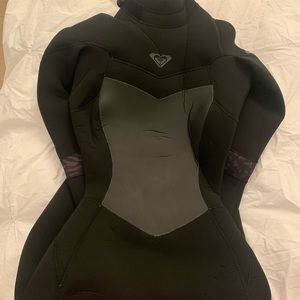 Roxy zip up black wetsuit size 4.